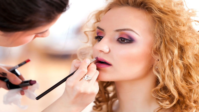 Four Advantages of Visiting a Makeup Studio in Tampa, Florida