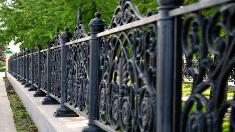 Beautiful and Functional Ways to Incorporate a Metal Fence in Blue Springs, MO